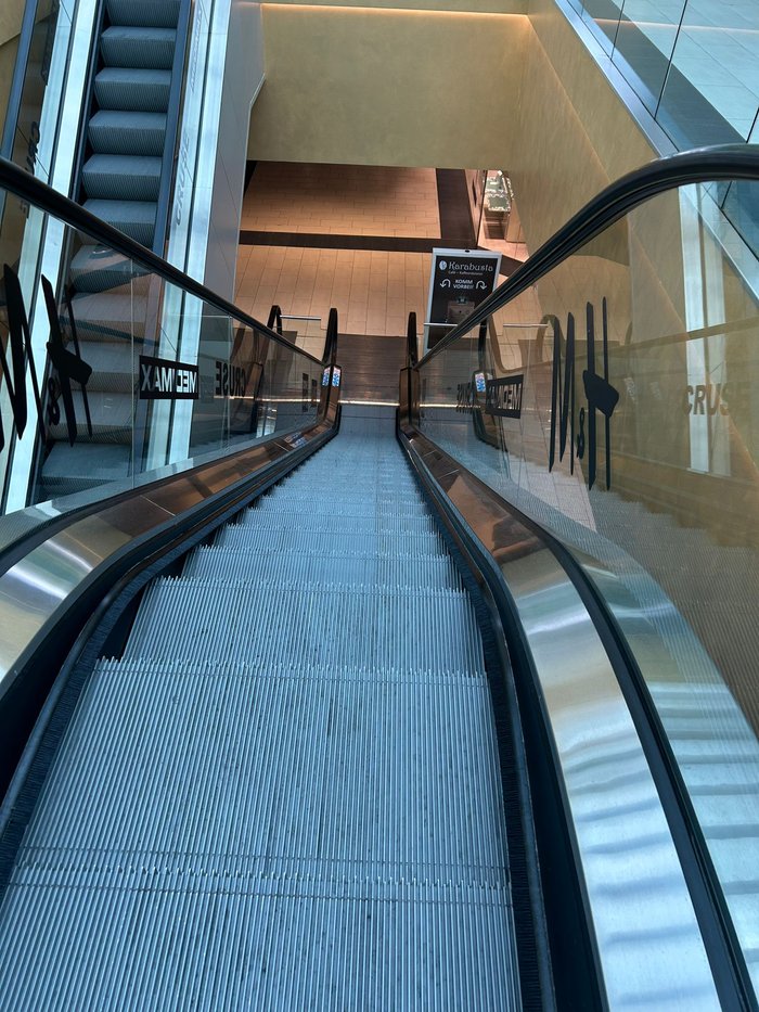 Rolltreppe in einem Einkaufszentrum